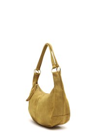Borsa a tracolla in suede giallo senape con doppie cinghie, chiusura con cerniera e anelli in metallo color oro su sfondo bianco.