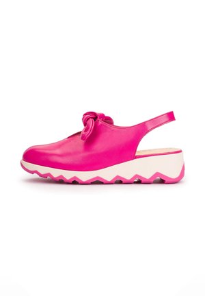 Jaskraworóżowy but typu slingback z detalem węzła na górze i grubą białą podeszwą z ząbkowanym różowym wzorem na krawędzi.