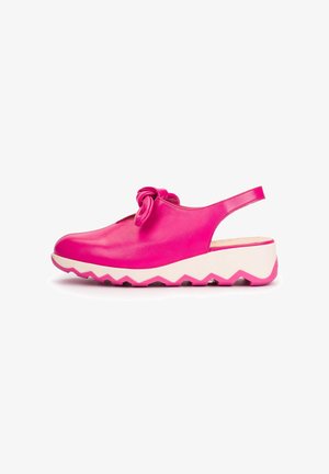 Zapato slingback de color rosa brillante con detalle de nudo en la parte superior y suela blanca gruesa con un patrón de borde rosa dentado.