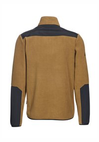 Braune Fleecejacke mit hohem Kragen, kontrastierenden marineblauen Akzenten an den Schultern und Ärmeln, strukturierten Oberflächen und enganliegenden Bündchen.