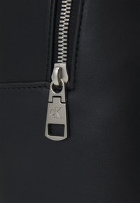 Calvin Klein Jeans SCULPTED CAMPUS MONO UNISEX - Zaino - black/metallic
