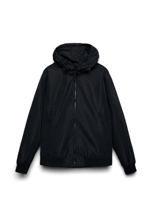 Giacca nera con cappuccio realizzata in materiale resistente all'acqua. Presenta una cerniera frontale, polsini elastici e due tasche laterali con cerniera.