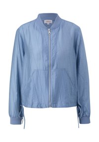 Veste bomber bleu clair avec fermeture éclair à l'avant, deux poches, col et poignets côtelés, et cordons ajustables à l'ourlet des deux côtés.