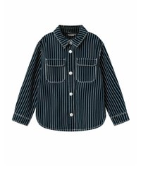 Camisa de botones a rayas en azul oscuro y blanco. Cuenta con un cuello con solapa, dos bolsillos en el pecho y un dobladillo curvado. Fabricada con una tela suave.