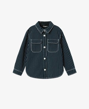 Svītrota pogas krekls tumši zilā un baltā krāsā. Iekļauj krekla apkārtni, divas krūšu kabatas un izliekto apakšējo malu. Izgatavots no gludas auduma.