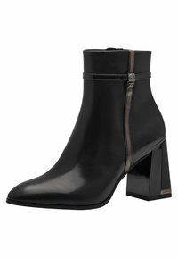 Bottines en cuir noir avec un bout pointu, un talon carré épais, une fermeture éclair sur le côté et une fine sangle avec un petit accent métallique.