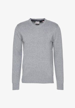 Grauer Langarm-V-Ausschnitt-Pullover aus strukturiertem Strickstoff, mit einem kleinen Logoemblem auf der Brust sowie gerippten Bündchen und Saum.