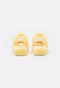 UGG Sandály na platformě - yellow