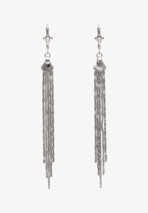 Hosszú ezüst lógós fülbevalók, több vékony láncszállal, amelyek egy tömör háromszög alakú alapból és egy kampós kapocsból lógnak.