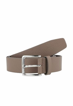 Brauner Leder-Gürtel mit strukturiertem Finish, ausgestattet mit einer silbernen Metallschnalle und einem glatten Ende. Flaches Design, geeignet für verschiedene Größen.