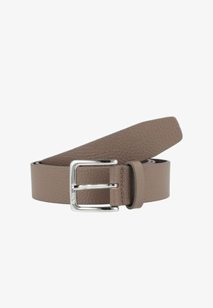 Brauner Leder-Gürtel mit strukturiertem Finish, ausgestattet mit einer silbernen Metallschnalle und einem glatten Ende. Flaches Design, geeignet für verschiedene Größen.