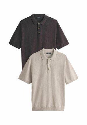 Zwei kurzärmelige Poloshirts in Dunkelbraun und Hellbeige mit Kragen und dreiknöpfigen Leisten, übereinandergelegt vor weißem Hintergrund.