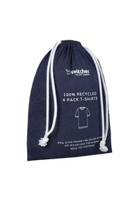 Navy Zuziehbeutel aus 100% recyceltem Material, mit weißen Textgrafiken und leichtem Material zum Tragen von T-Shirts.