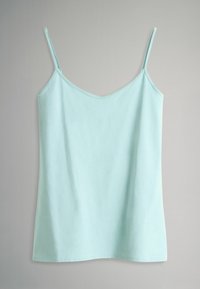 Hellblaues Spaghettiträger-Camisole mit V-Ausschnitt, aus glattem Stoff gefertigt, mit minimalen Nähten und ohne zusätzliche Verzierungen.