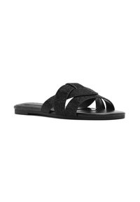 Chanclas negras con diseño de tiras entrecruzadas y material texturizado. La suela es plana y tiene un acabado liso.