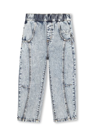 Pantalons en denim bleu clair avec taille élastique, poches avant et détail de logo. Présente une texture délavée et des surpiqûres contrastantes.