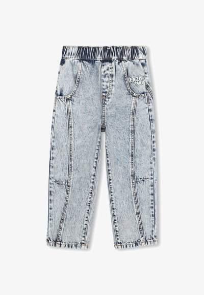 Pantalons en denim bleu clair avec taille élastique, poches avant et détail de logo. Présente une texture délavée et des surpiqûres contrastantes.