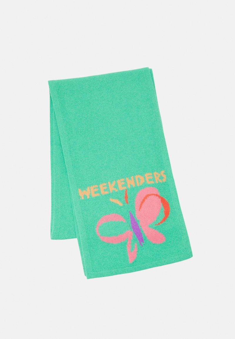 Écharpe turquoise pliée avec un papillon rose et violet et le mot "WEEKENDERS" en texte pêche.