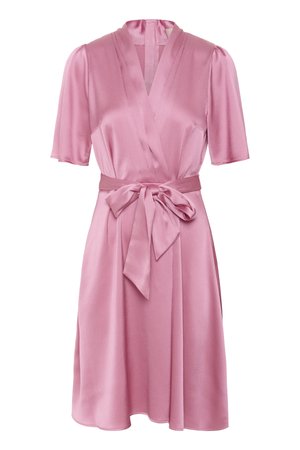 Vaaleanpunainen kietaisumekko, joka on valmistettu sileästä kankaasta. Mekossa on lyhyet puff-hihat, vyötäröllä vyö ja liehuva helma, jossa on hienovarainen tekstuuri.