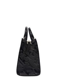 Borsa a tracolla in vernice nera con scritte in rilievo, forma strutturata, due manici corti e un dettaglio in hardware argentato.