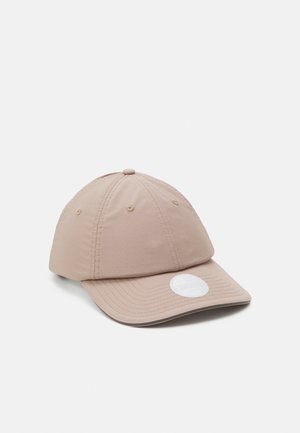 Beige Baseballcap mit einem gebogenen Schirm, aus weichem Stoff gefertigt. Verfügt über sechs Nähpaneele und einen weißen Logoaufkleber auf der Vorderseite.