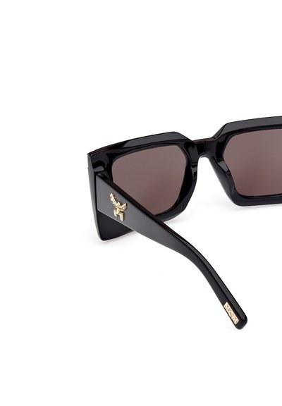Ochelari de soare dreptunghiulari negri cu lentile maro nuanțate, având un accent auriu pe braț și un cadru de plastic lucios și elegant.