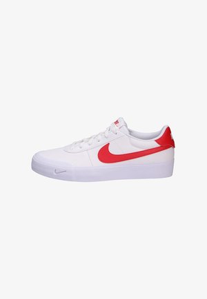 Zapatillas blancas con parte superior de cuero suave, acentos rojos en el swoosh y el talón, cordones planos y una suela de goma blanca texturizada.