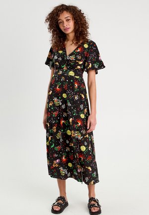 Robe maxi noire avec des motifs floraux et animaliers dans des couleurs vives. Comprend des manches courtes en volants et un design devant noué.