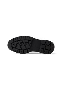 Musta kumipohja, jossa on syvät urat ja hieman kohotettu kanta; siinä on teksturoitu pinta ja monimutkaisia kuvioita pidon parantamiseksi.