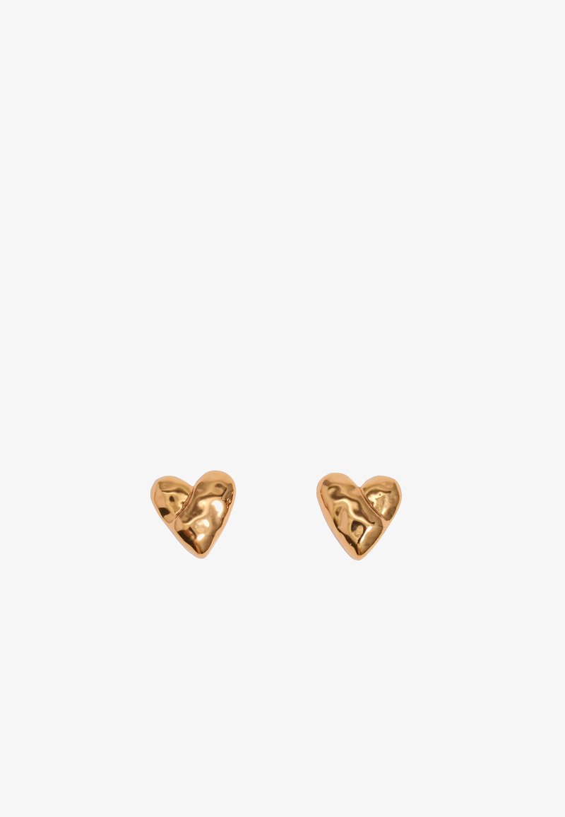 Pendientes en forma de corazón en tono dorado con una superficie texturizada, que presentan un diseño retorcido que añade interés visual.