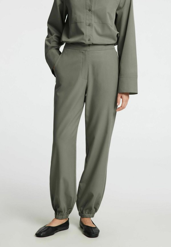 JOGGING TAILORED - Stoffhose - vetiver