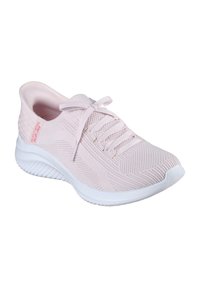 Baskets de sport rose clair avec une tige en maille, fermeture à lacets et une semelle blanche rembourrée. Détails texturés au niveau du talon.