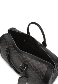 Melnā un brūnā rakstainā ceļojumu soma ar gludu tekstūru, ar rāvējslēdzēju, divām rokturiem un iekšējo kabatu. Ietver logotipa dizainu.