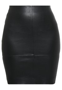 Jupe en cuir noir avec une silhouette ajustée, texture lisse et une couture verticale au centre. Pas de matériel ni d'accents visibles.