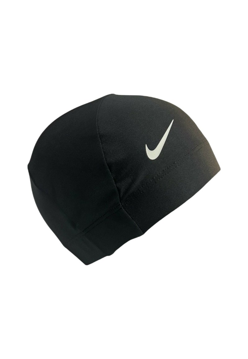 Gorra negra de Nike, hecha de tela suave, diseño ajustado, bordes sin costuras, con un logo de swoosh blanco en el lateral.