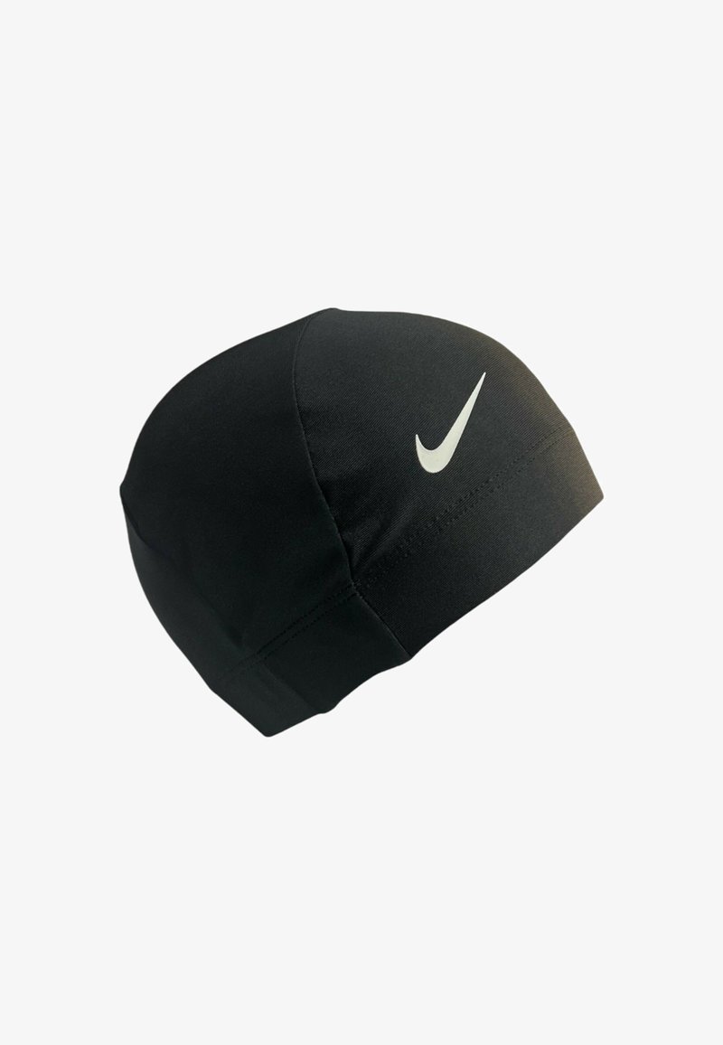 Gorra negra de Nike, hecha de tela suave, diseño ajustado, bordes sin costuras, con un logo de swoosh blanco en el lateral.