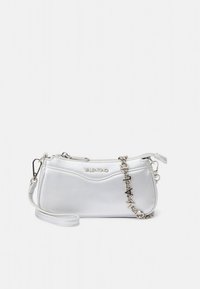 Hõbedane nahast käekott, millel on elegantne disain, kaarjas kuju, eemaldatav õlapael ja iseloomulikud metallist kaunistused.