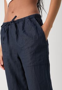 Marc O'Polo PANTS JOGGER STYLE STRAIGHT LEG MEDIUM WAIST DRAWSTRING - Pantaloni - deep blue sea