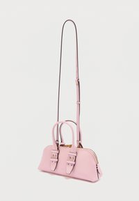 Ροζ δερμάτινη τσάντα χειρός με δύο λαβές στο επάνω μέρος και μακρύ ρυθμιζόμενο λουράκι. Διαθέτει χρυσό φερμουάρ και διακοσμητικές λουρίδες στο μπροστινό μέρος.