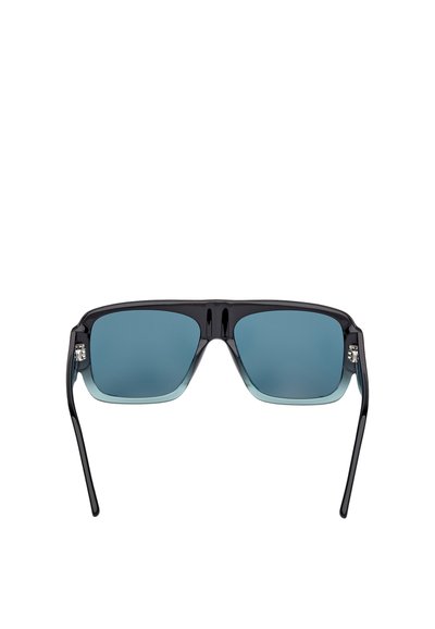 Černé obdélníkové sluneční brýle s gradientními modrými skly. Mají leštěný rám a tenké, štíhlé nožičky. Vyznačují se minimalistickým designem.