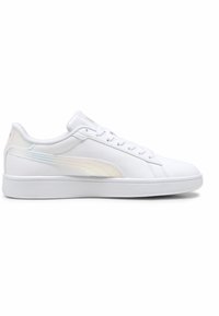 Sneaker bianco con tomaia in materiale sintetico, chiusura con lacci, punta rotonda e suola testurizzata. Presenta un dettaglio a striscia iridescente sul lato. Finitura morbida e liscia.