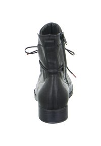 Schwarze Leder-Stiefeletten mit texturiertem Finish, rückseitiger Schnürung und Reißverschluss. Ein niedriger, gestapelter Absatz rundet das Design ab.