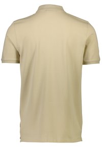 Beige polo t-shirt med krave, korte ærmer og en glat tekstur. Har sidesplitter ved kanten og et minimalistisk design.