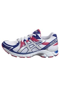 Zapatilla de running blanca con detalles en azul y rosa, parte superior de malla, superposiciones sintéticas, suela acolchada y un diseño ligero y aerodinámico.