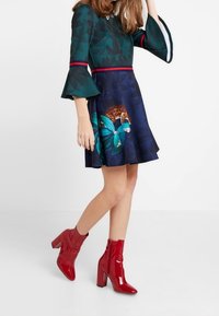 Ted Baker Žerzejové šaty - dark blue