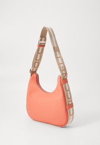 Borsa a spalla in pelle corallo con silhouette curva, caratterizzata da una chiusura a zip e una tracolla beige con motivo logo ripetuto.