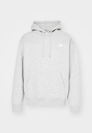 Sudadera gris de algodón con un bolsillo frontal, capucha con cordón y un logo sutil en el pecho. Presenta puños y dobladillo de canalé.