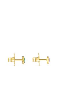 Pendientes de oro con tachuelas que presentan dos piedras preciosas facetadas: una verde y una púrpura, montadas en un elegante engaste dorado con un cierre seguro.