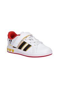 Białe dziecięce sneakersy z czarnymi paskami, czerwonym wnętrzem, żółtymi ikonami Myszki Mickey na podeszwie i twarzą Mickey na pięcie, z rzepem.