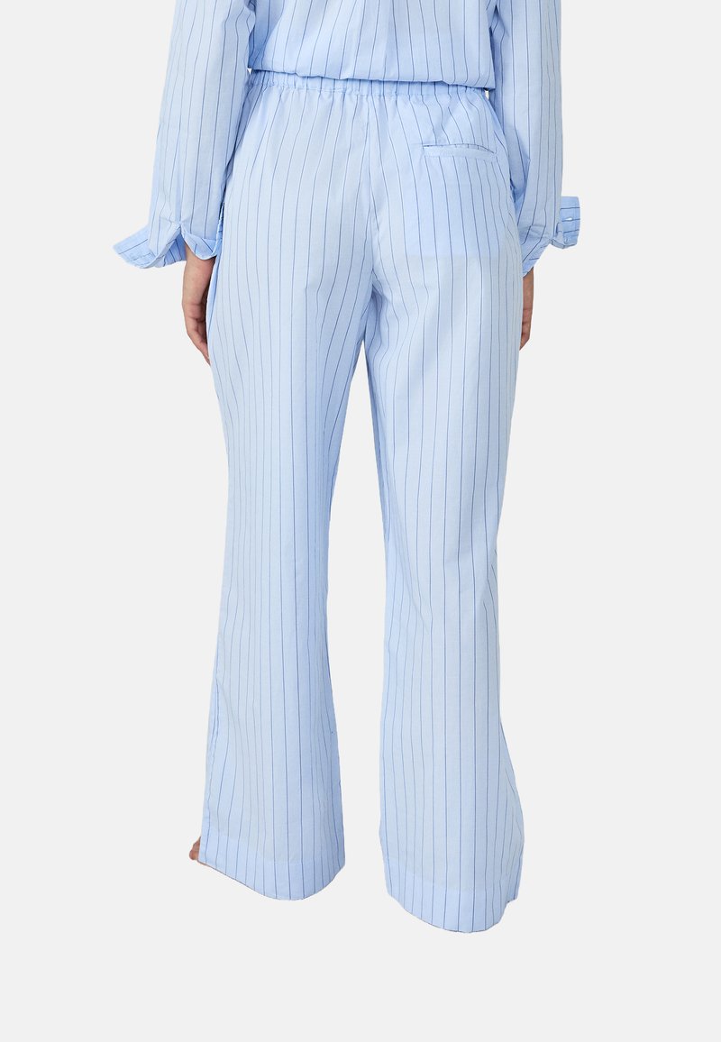 Pantalones de rayas finas en azul claro, con un corte relajado, cinturilla elástica y pequeño bolsillo trasero; la tela parece suave con un ligero brillo.